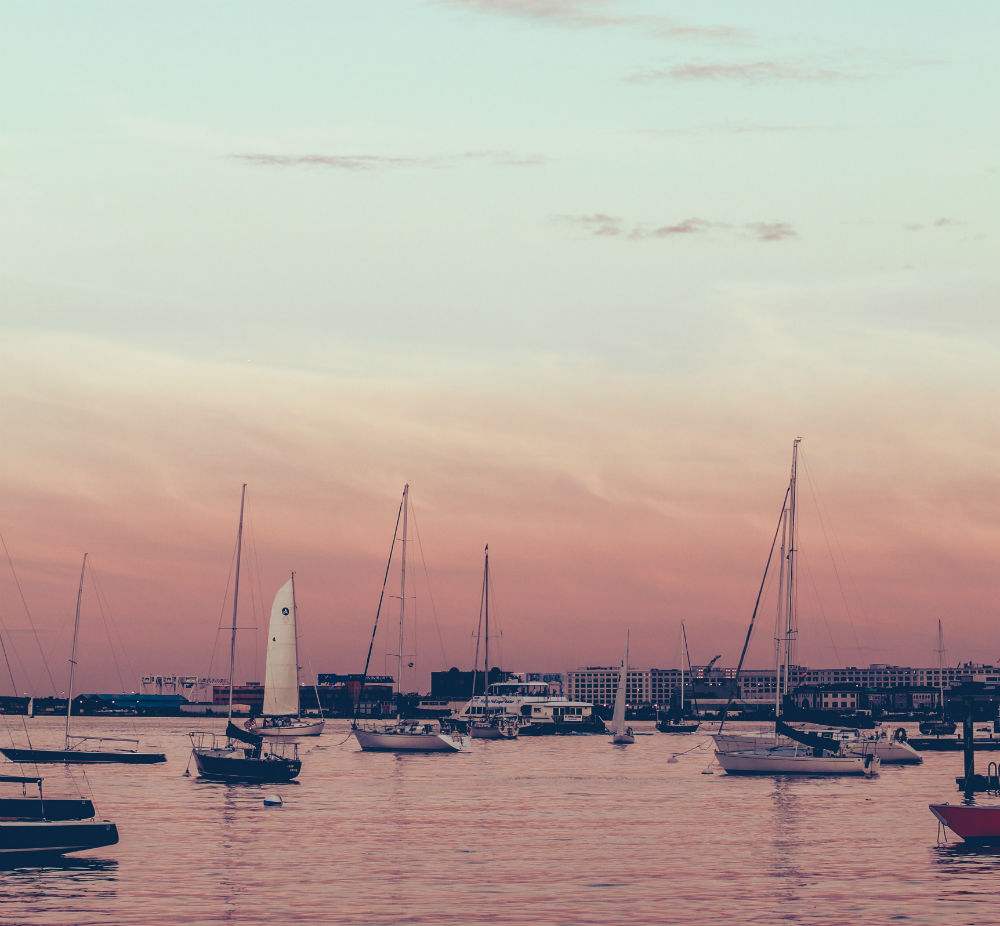 Valentine’s day gift idea: romantic night aboard a boat